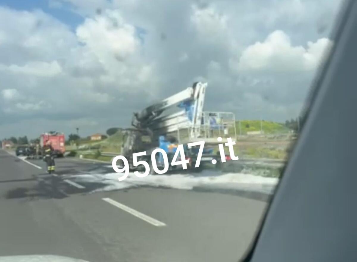 BELPASSO, INCENDIO SU SS192: CAMION CESTELLO AVVOLTO DALLE FIAMME, INTERVENGONO I VIGILI DEL FUOCO - 