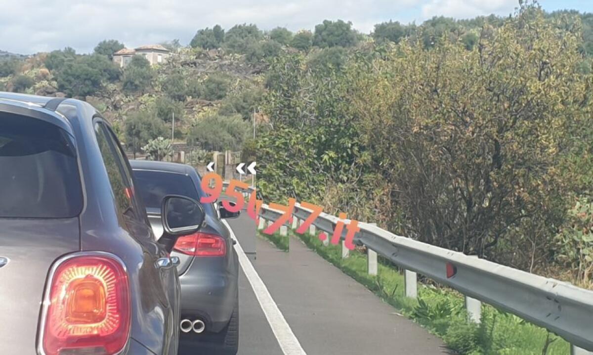 INCIDENTE SULLA SS 284: SCONTRO TRA DUE AUTO NEI PRESSI DEL BIVIO SCALILLI, TRAFFICO RALLENTATO - 