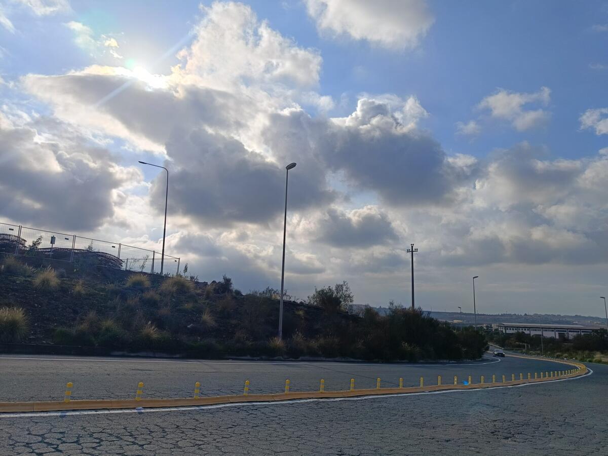 BELPASSO. VIA VALCORRENTE: INSTALLATO SPARTITRAFFICO LUNGO LA STRADA CHE COLLEGA PIANO TAVOLA E LA SS121 - 