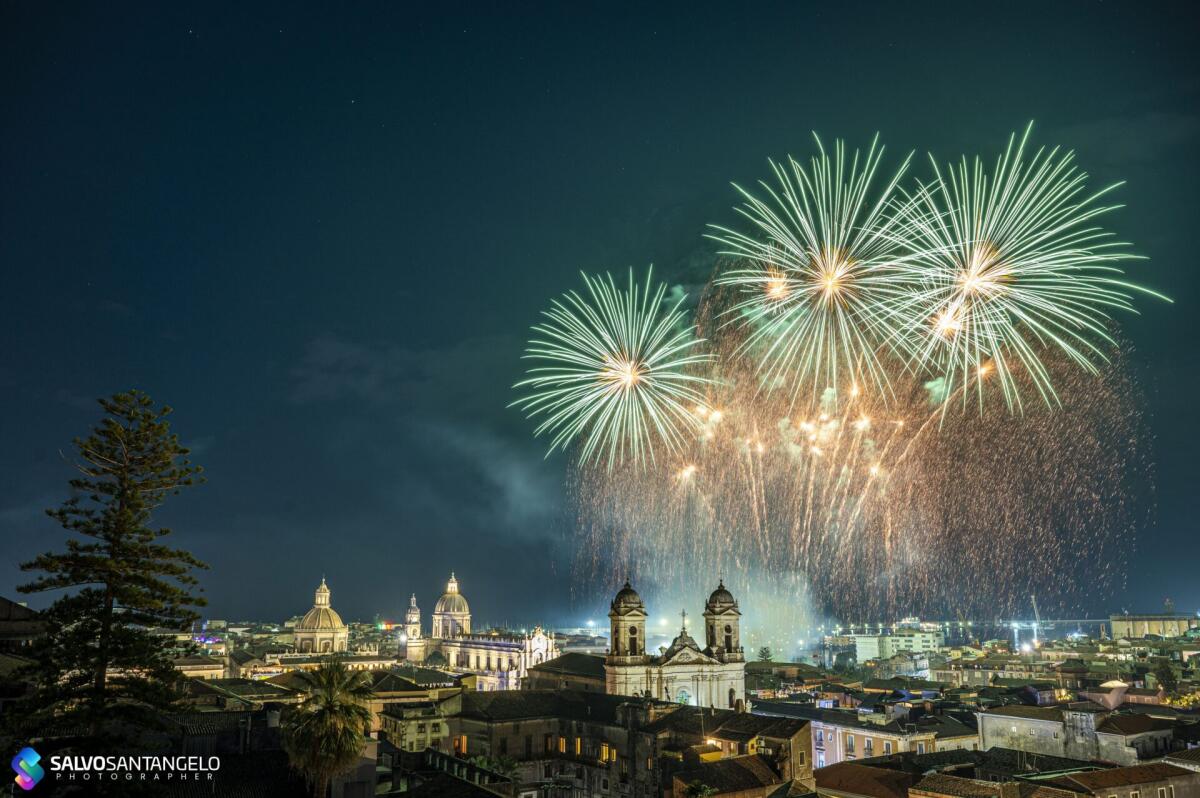 IL CIELO DI CATANIA SI ILLUMINA COI FUOCHI DEL 3 - LE FOTO DI SALVO SANTANGELO - 