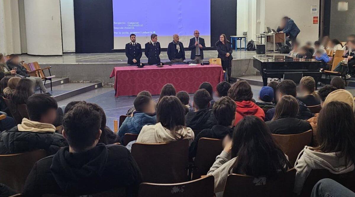 A LEZIONE DI LEGALITA’, LA POLIZIA DI STATO INCONTRA GLI STUDENTI DELL’IC “DON MILANI” DI PATERNO’ - 