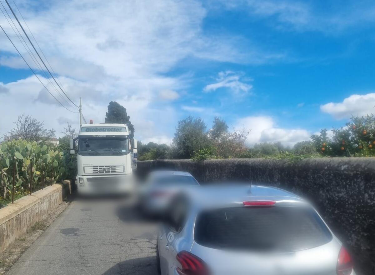 CAOS E PERICOLI SULLA SP 57: RESIDENTI ESASPERATI DAI MEZZI PESANTI, I CITTADINI CHIEDONO INTERVENTI URGENTI - 