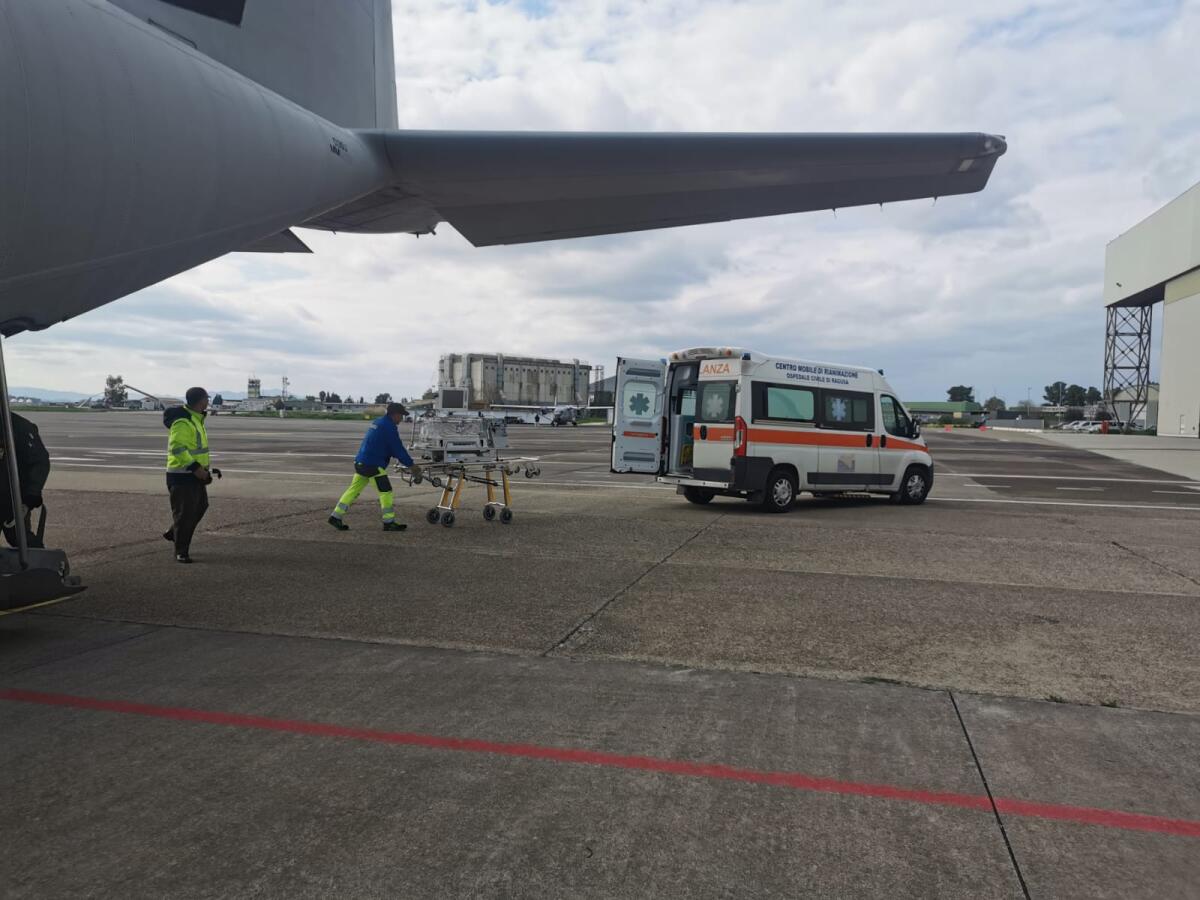 C-130 DELL'AERONAUTICA MILITARE SALVA UN BIMBO DI TRE MESI: TRASPORTO URGENTE DA SIGONELLA A FIRENZE - 
