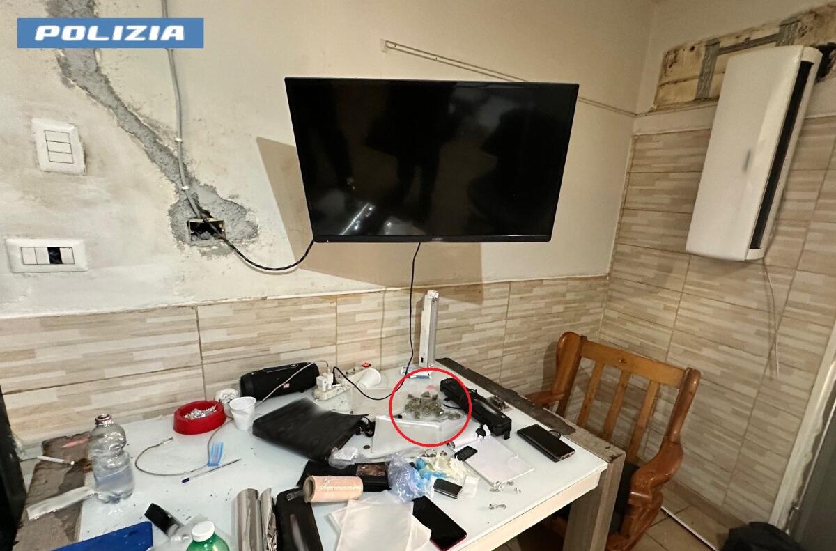 CATANIA. GETTANO LA DROGA NEL WATER, MA DIMENTICANO 19 INVOLUCRI DI MARIJUANA SU UN TAVOLINO: DUE ARRESTI - 