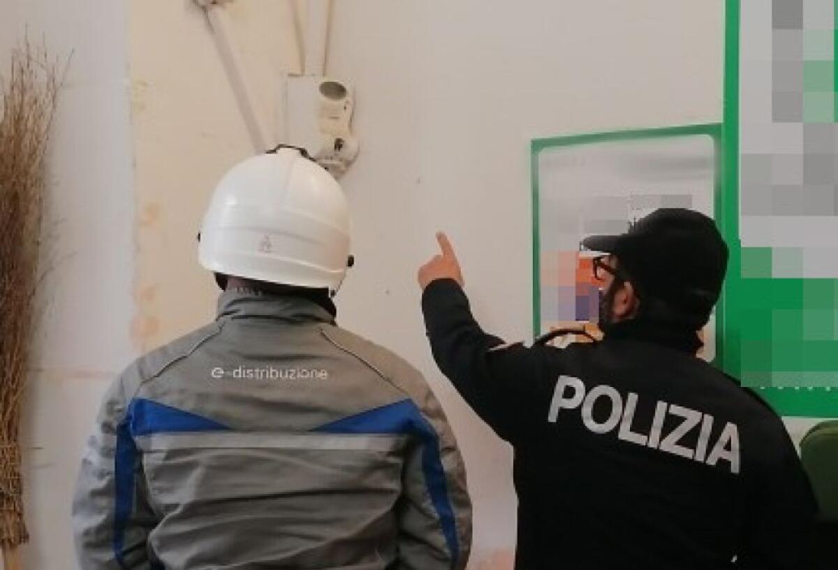 ABITAZIONE ALLACCIATA ABUSIVAMENTE ALLA RETE ELETTRICA, A BIANCAVILLA MADRE E FIGLIO DENUNCIATI - 