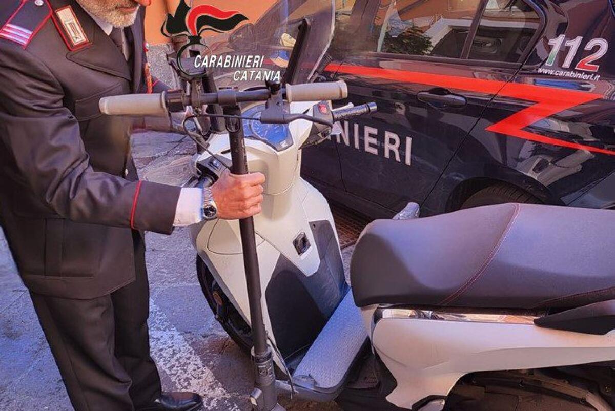 IN GIRO PER CATANIA IN SCOOTER CON UN MONOPATTINO RUBATO: BECCATO E DENUNCIATO - 