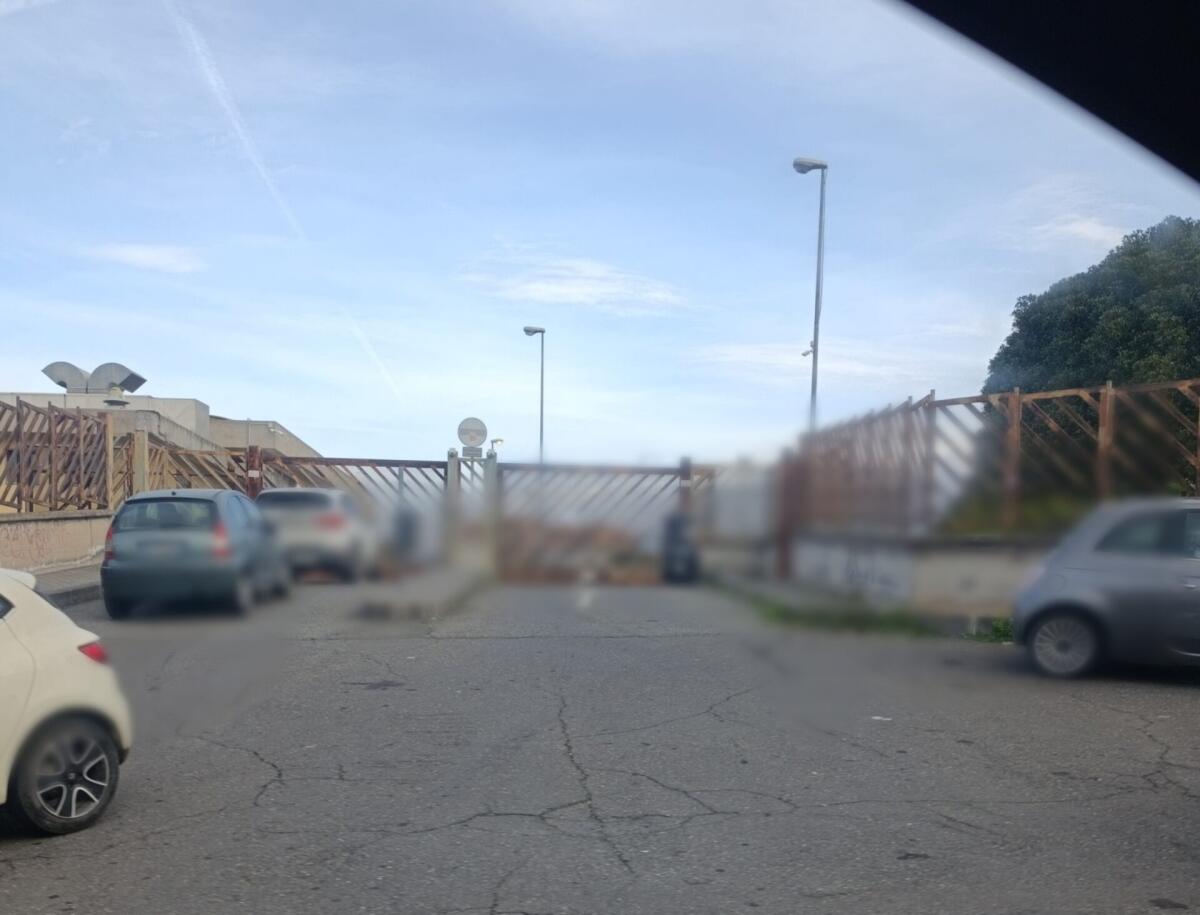 CAOS A PATERNO': DISAGI AL TRAFFICO IN VIA LIBERTA' PER LA CHIUSURA DEI CANCELLI SCOLASTICI. LA SEGNALAZIONE DEI GENITORI - 