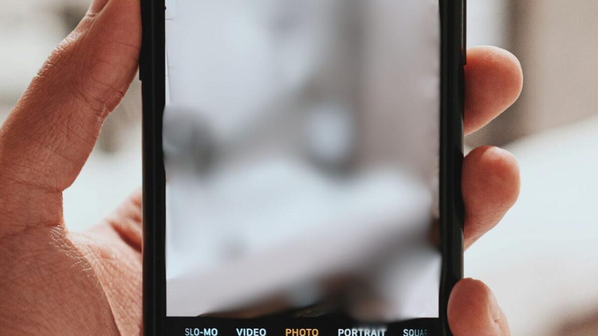 LINATE, SCOPERTO A FILMARE DONNE E MINORI NEI BAGNI, 5.000 FILE PORNO NEL TELEFONO: FERMATO DALLA POLIZIA - 