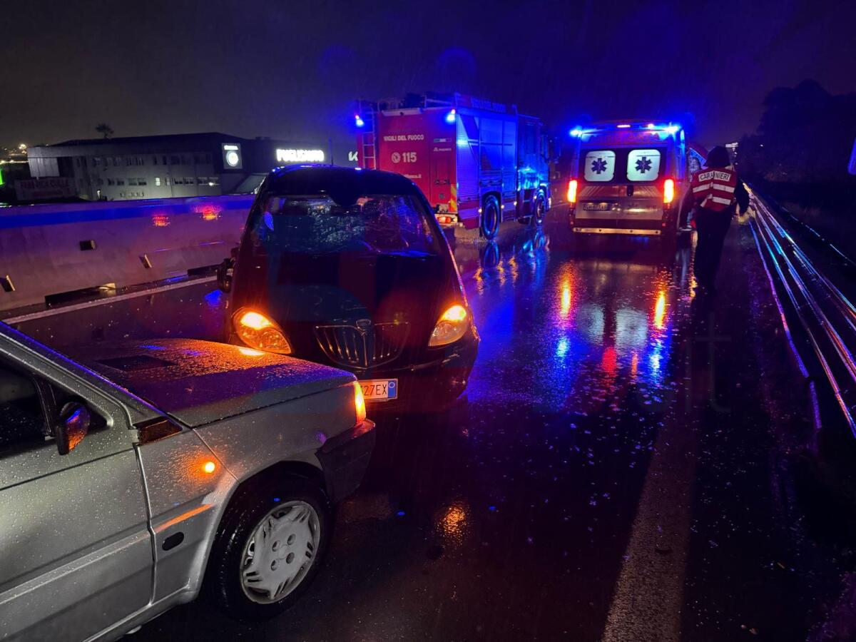 NOTTE DI PAURA SULLA SS121: SCONTRO TRA DUE AUTO, UNA SI RIBALTA. UN FERITO - 