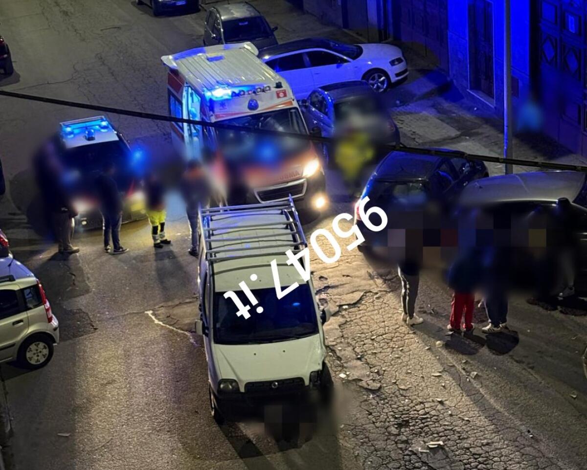 PATERNÒ, FURGONE CONTRO DUE AUTO PARCHEGGIATE: CONDUCENTE FORSE ALTERATO - 