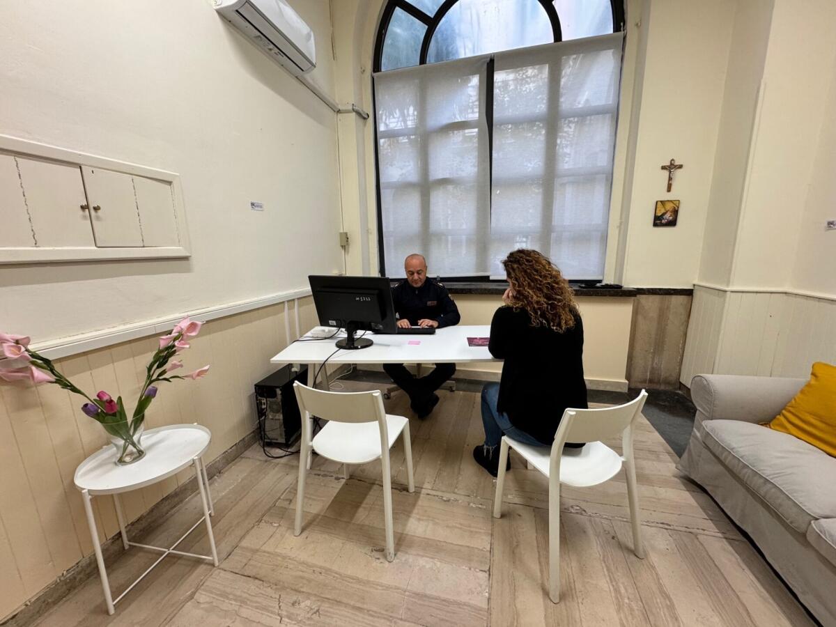 CATANIA. CALCI ALLA PORTA, SCHIAFFI E MINACCE NOTTURNE: UOMO ACCUSATO DI STALKING E MALTRATTAMENTI - 