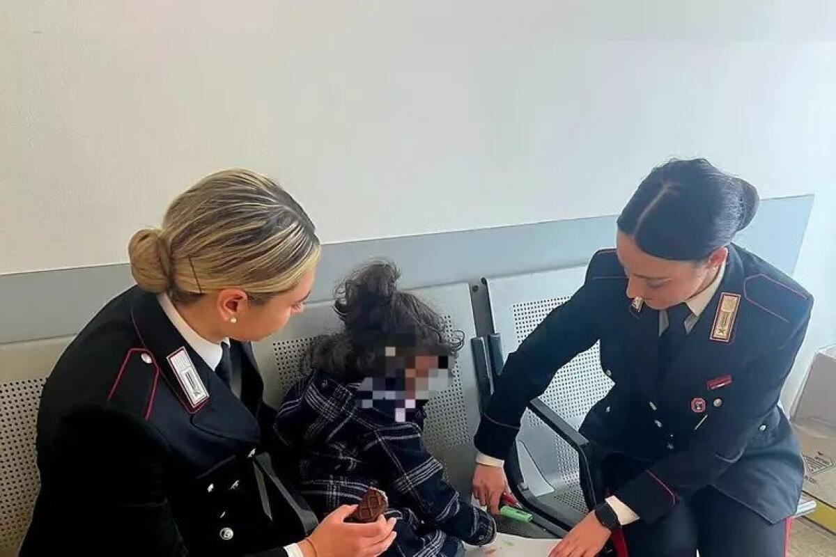 DIMENTICANO LA FIGLIA A ROMA DURANTE IL VIAGGIO DA CATANIA A MILANO: LA BAMBINA SALVATA DAI CARABINIERI - 