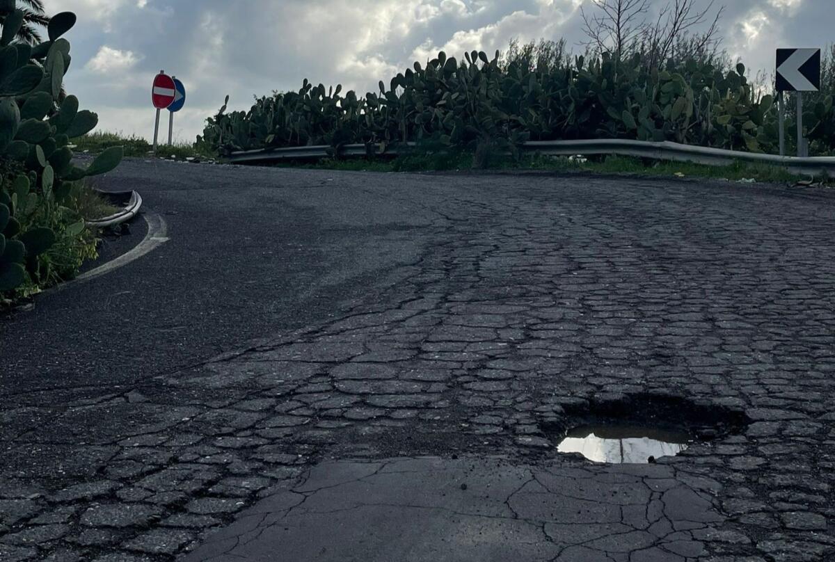 PATERNO', BUCA PERICOLOSA SULLA CORSIA DI IMMISSIONE DELLA SS284: LA DENUNCIA DI UN LETTORE - 