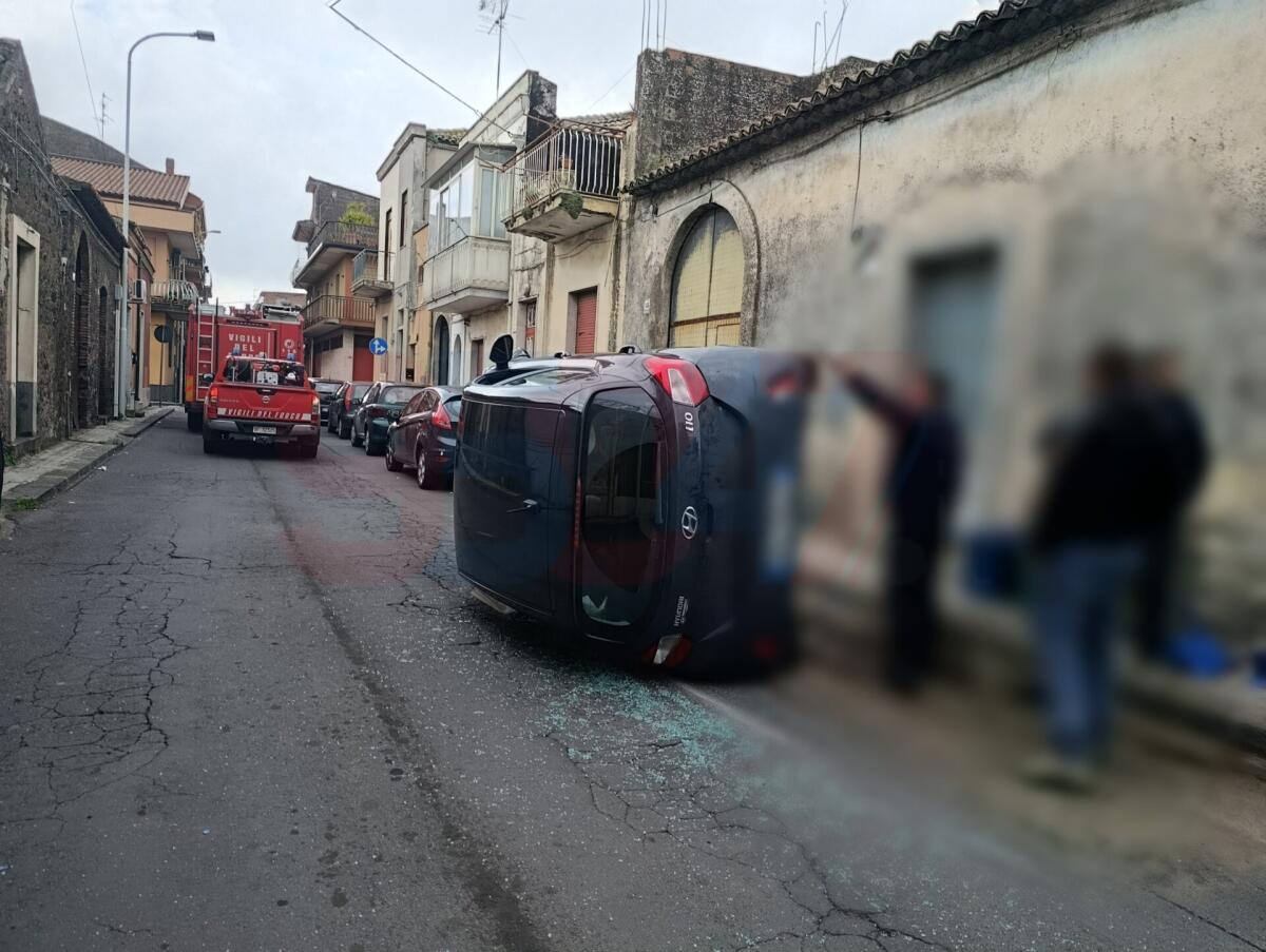 INCIDENTE A BELPASSO: SCONTRO TRA DUE AUTO, UNA SI RIBALTA, FERITO LIEVE IL CONDUCENTE - 