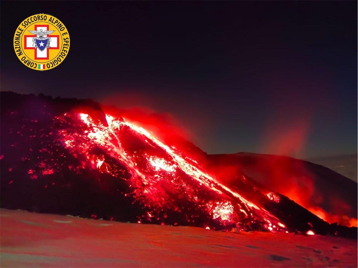 COLATA LAVICA SULL'ETNA: IL SOCCORSO ALPINO AVVERTE SUI PERICOLI E RACCOMANDA PRUDENZA - 