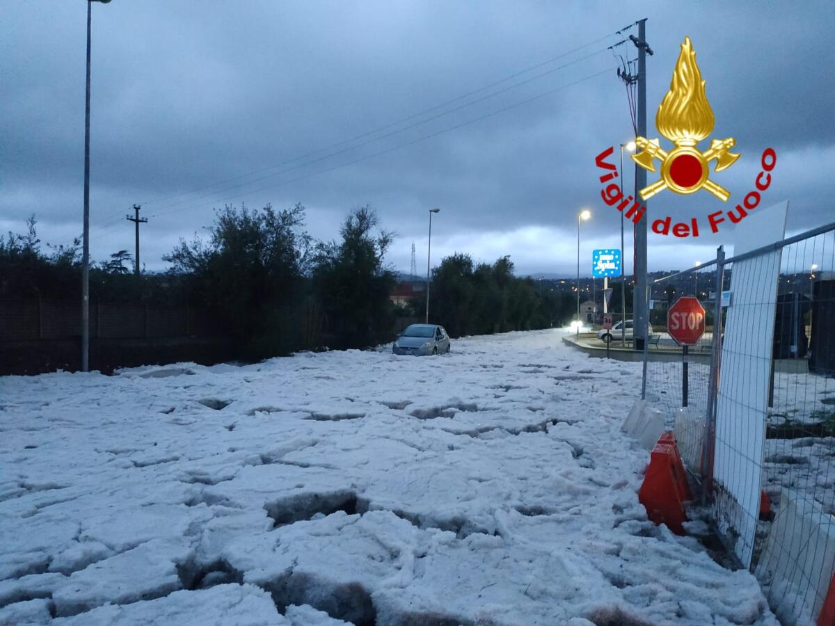 VIOLENTA GRANDINATA NELLA NOTTE NEL CATANESE: INTERVENTI DEI VIGILI DEL FUOCO E PAURA A RIPOSTO PER LA PIENA DI UN TORRENTE - 
