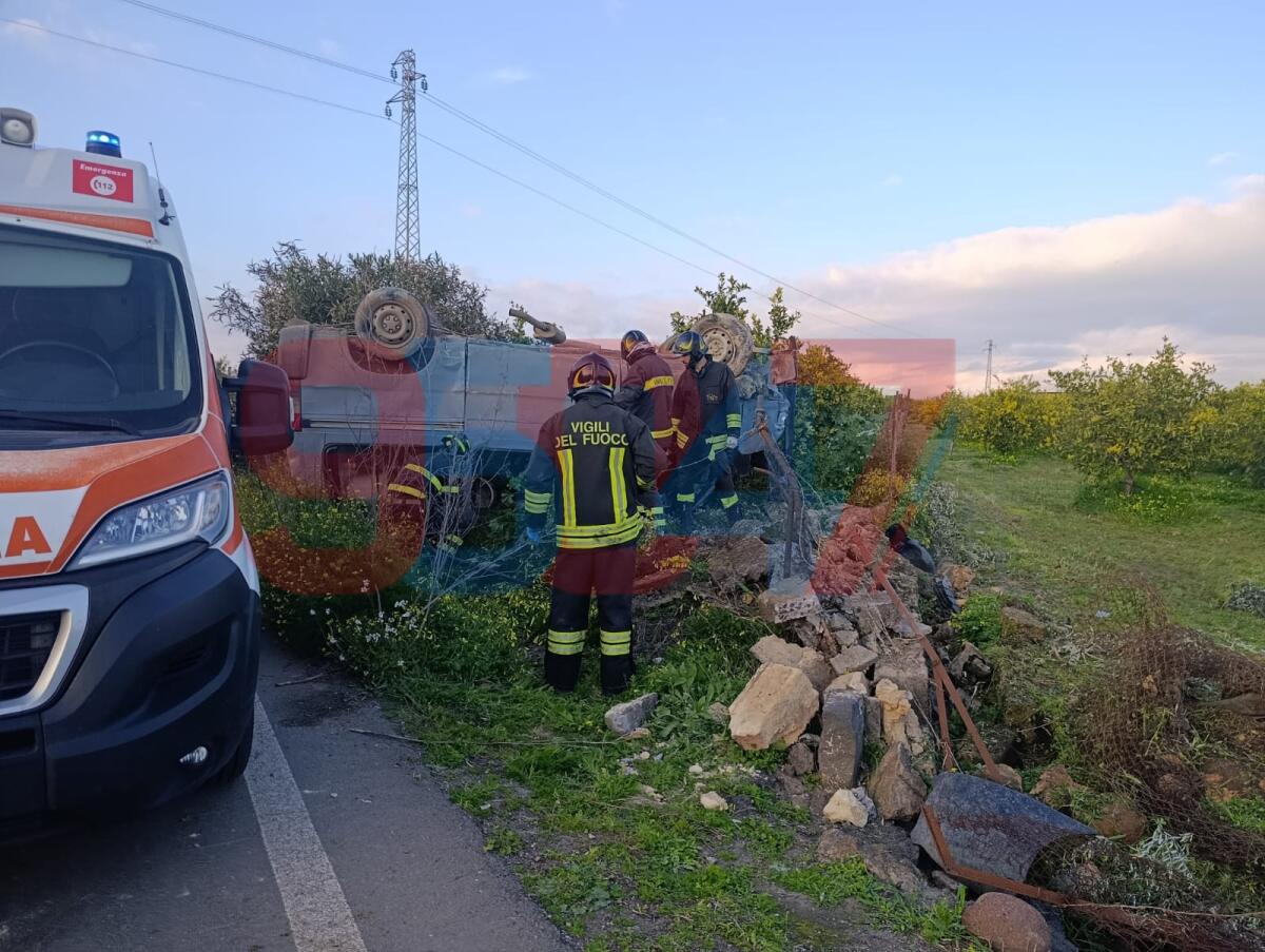 PATERNO'. FURGONE SI RIBALTA SULLA SP24 IN ZONA PONTE BARCA: QUATTRO FERITI, UNO GRAVE, ALCUNI OCCUPANTI IRREPERIBILI - 