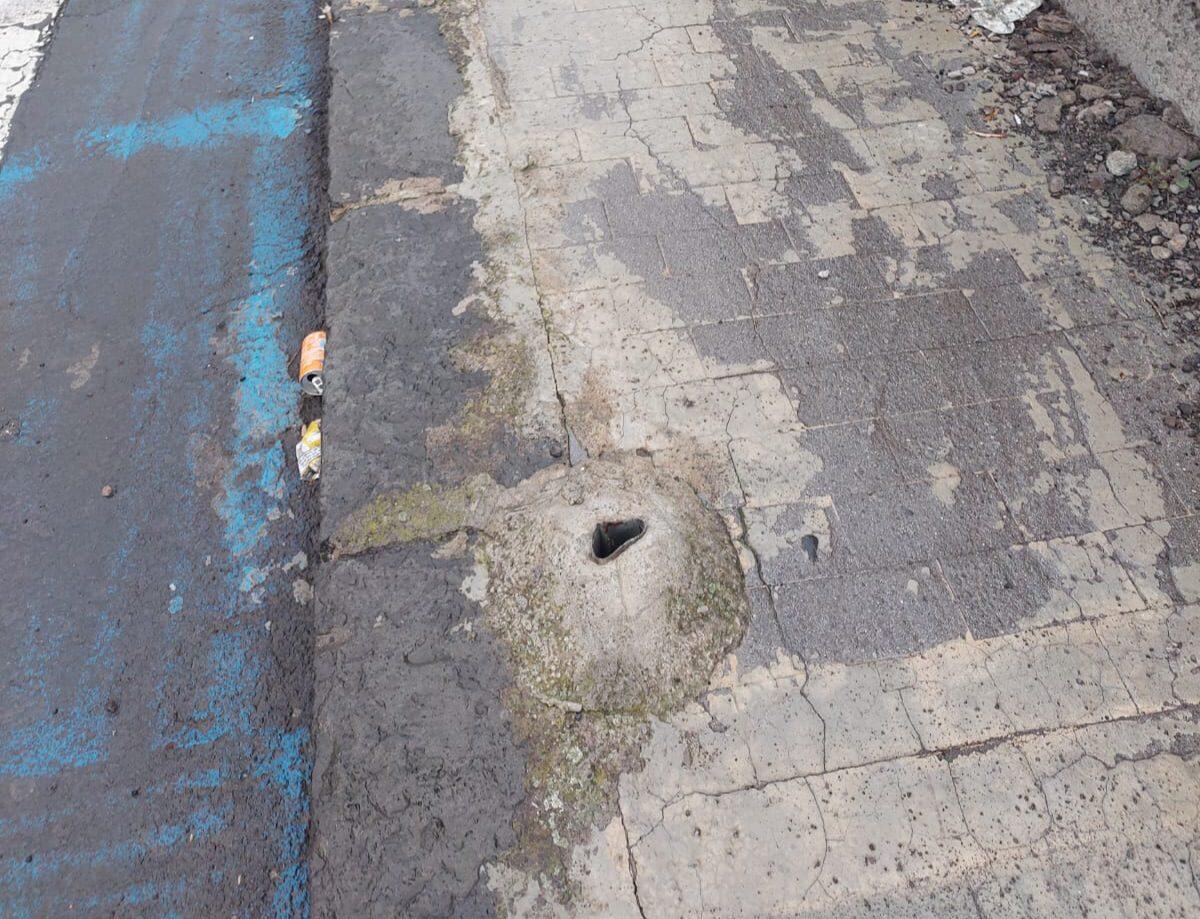 PATERNO'- PALO ROTTO DA TEMPO DAVANTI ALLA SCUOLA G.B. NICOLOSI, I LETTORI CHIEDONO INTERVENTI URGENTI - 