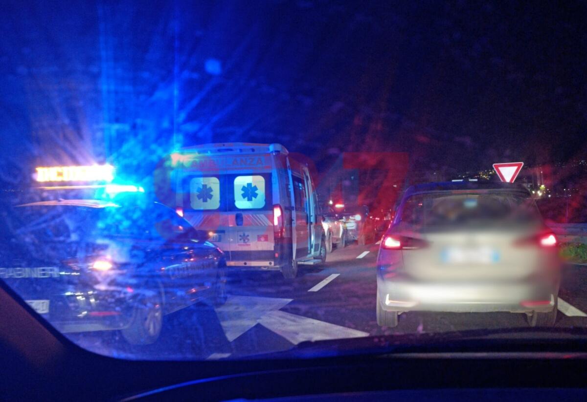 TAMPONAMENTO SULLA SS121 NEI PRESSI SVINCOLO PATERNÒ, SOCCORSI SUL POSTO E LUNGHE CODE - 