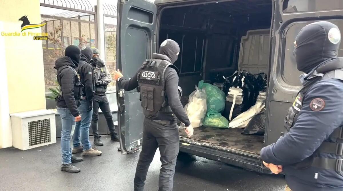 MAXI SEQUESTRO DI COCAINA A CATANIA: DISTRUTTI 500 CHILI, VALORE SUL MERCATO NERO 100 MILIONI DI EURO - 