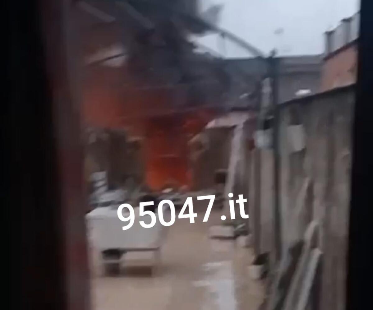 PATERNÒ: INCENDIO DISTRUGGE DIVERSI VEICOLI IN UN CORTILE DI VIA VITTORIO EMANUELE, PAURA PER UNA FAMIGLIA: “SIAMO RIUSCITI A SCAPPARE PER MIRACOLO” - 