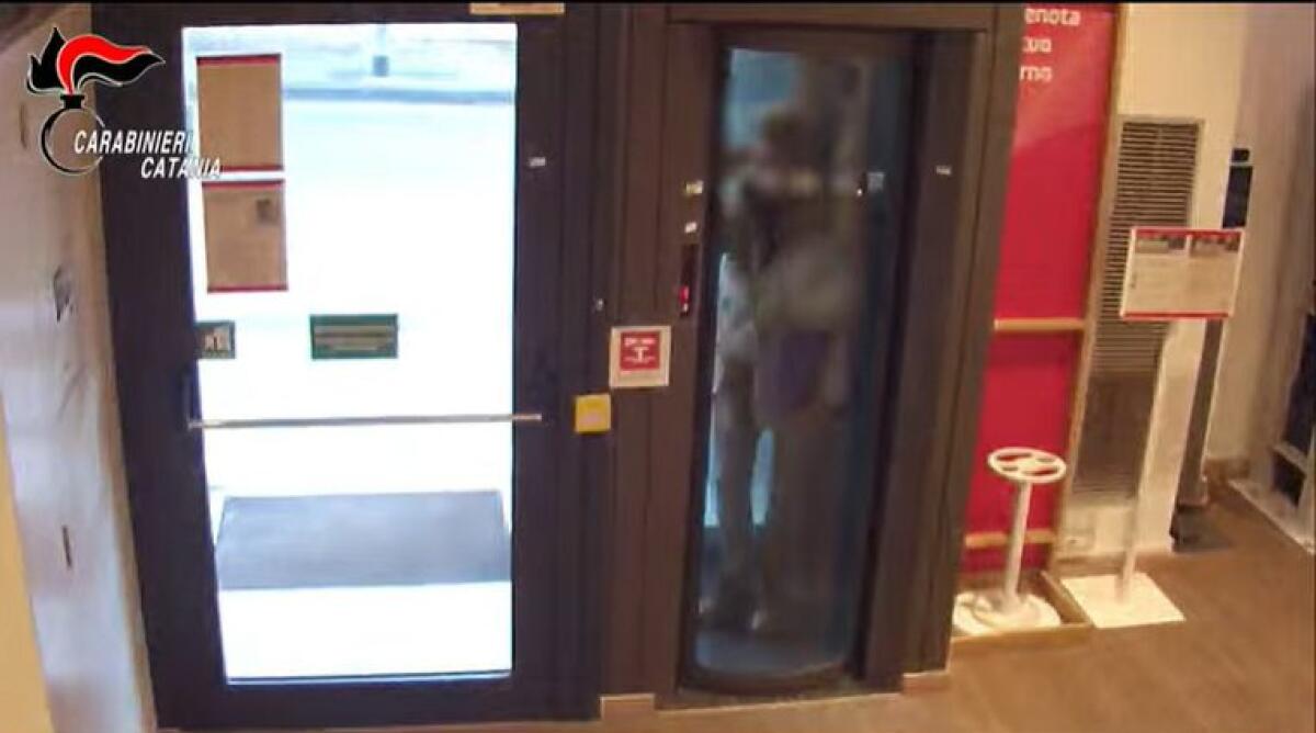 TENTA UNA RAPINA IN BANCA PRENDENDO IN OSTAGGIO CLIENTI E IMPIEGATI, MA I CARABINIERI ENTRANO E LO DISARMANO - 