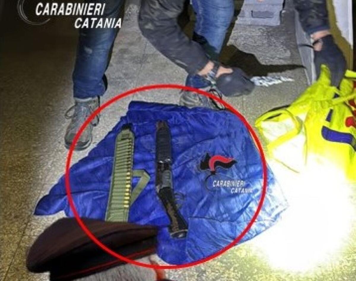 ARMI PRONTE ALL'USO SEQUESTRATE DAI CARABINIERI DI CATANIA: FUCILE RUBATO E PROIETTILI RITROVATI - 