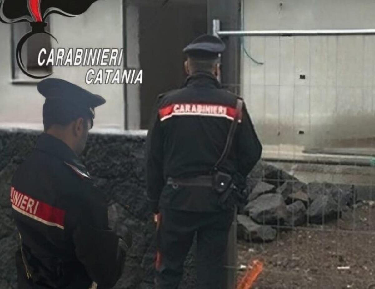 BLITZ DEI CARABINIERI A PEDARA: SCOPERTI DUE CANTIERI ABUSIVI, SCATTANO DENUNCE E SEQUESTRI - 
