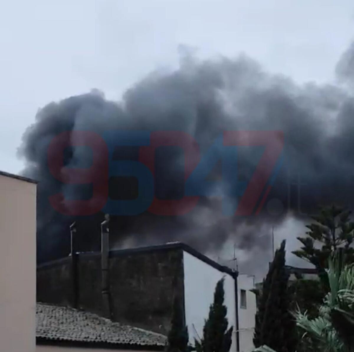 PAURA A PATERNÒ: INCENDIO IN VIA VITTORIO EMANUELE, VIGILI DEL FUOCO IN AZIONE - 