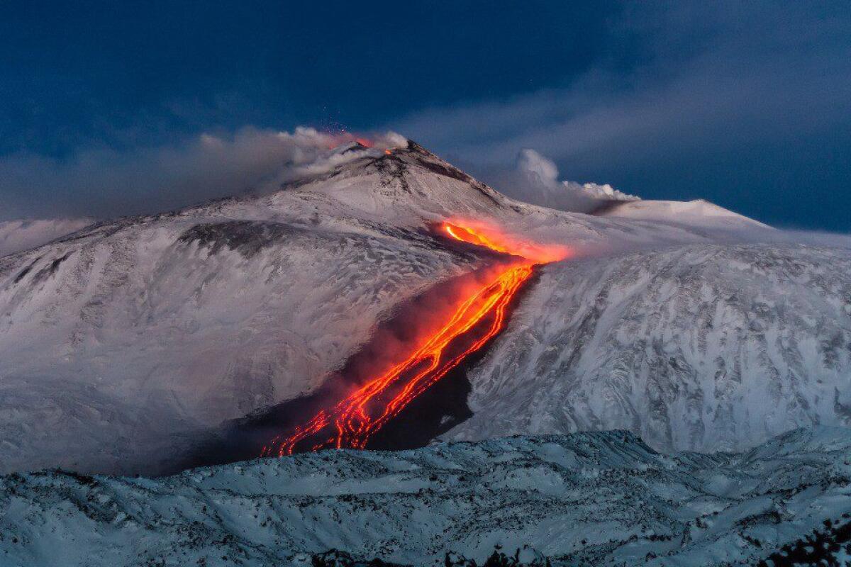 L’ETNA SI RISVEGLIA: COLATA LAVICA IN CORSO A QUOTA 3000 METRI - 