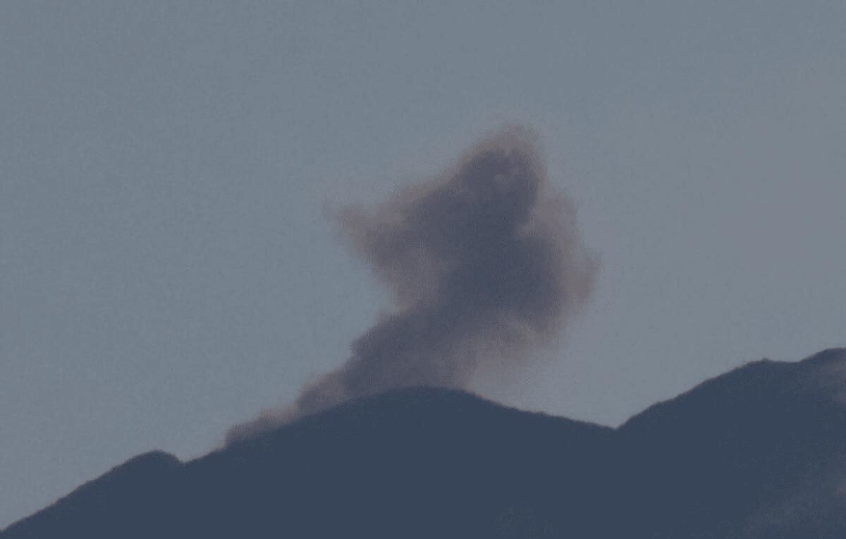 ETNA IN ERUZIONE, CENERE IN VOLO: LIMITAZIONI PER GLI AEREI A CATANIA - 