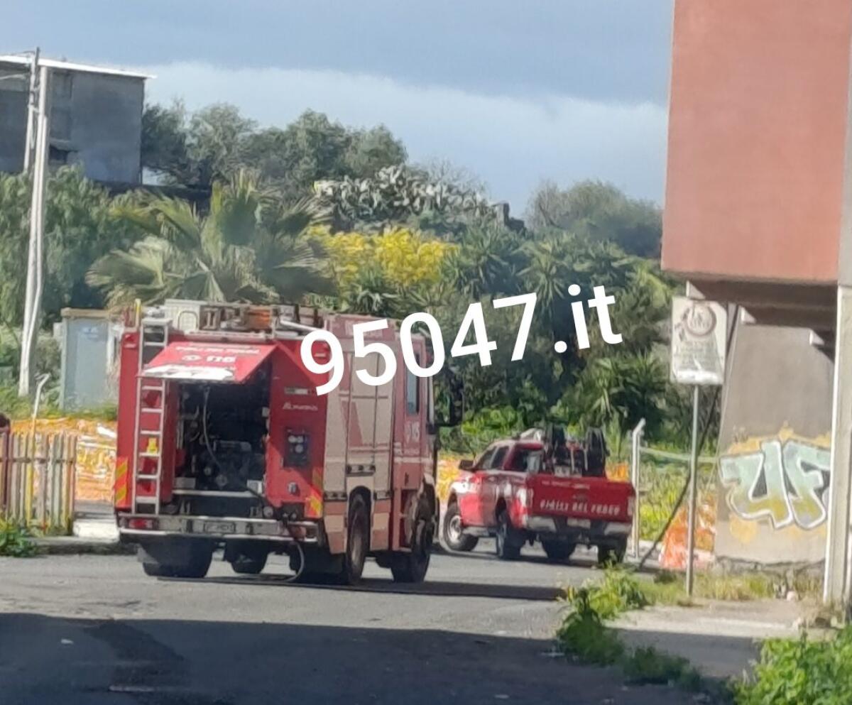 INCENDIO AL VELODROMO DI PATERNÒ: INTERVENTO DEI VIGILI DEL FUOCO - 