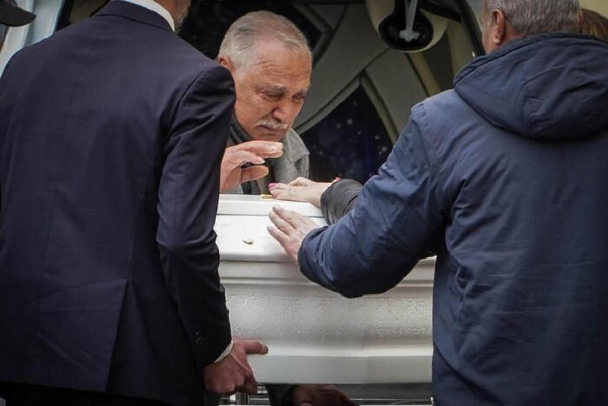 FUNERALI A PORTE CHIUSE PER LA PICCOLA GIULIA, VITTIMA DEL PITBULL A ACERRA, PALLONCINI IN VOLO PER L'ULTIMO SALUTO - 