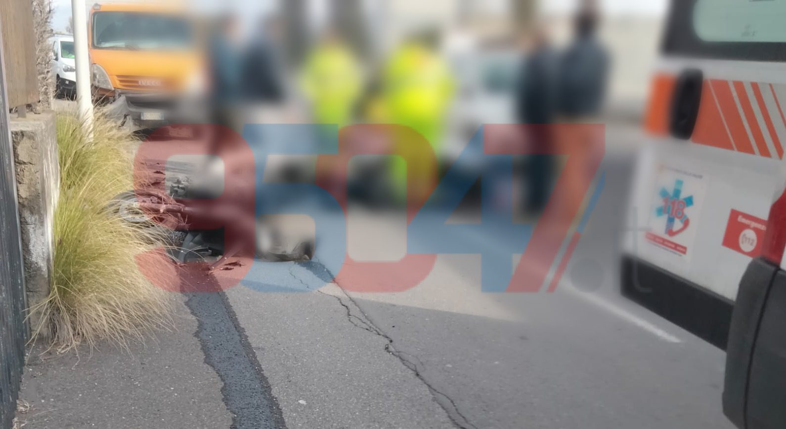 GRAVE INCIDENTE SULLA SP 14 TRA BELPASSO E PIANO TAVOLA: VIOLENTO SCONTRO TRA MOTO E FURGONE, CENTAURO FERITO