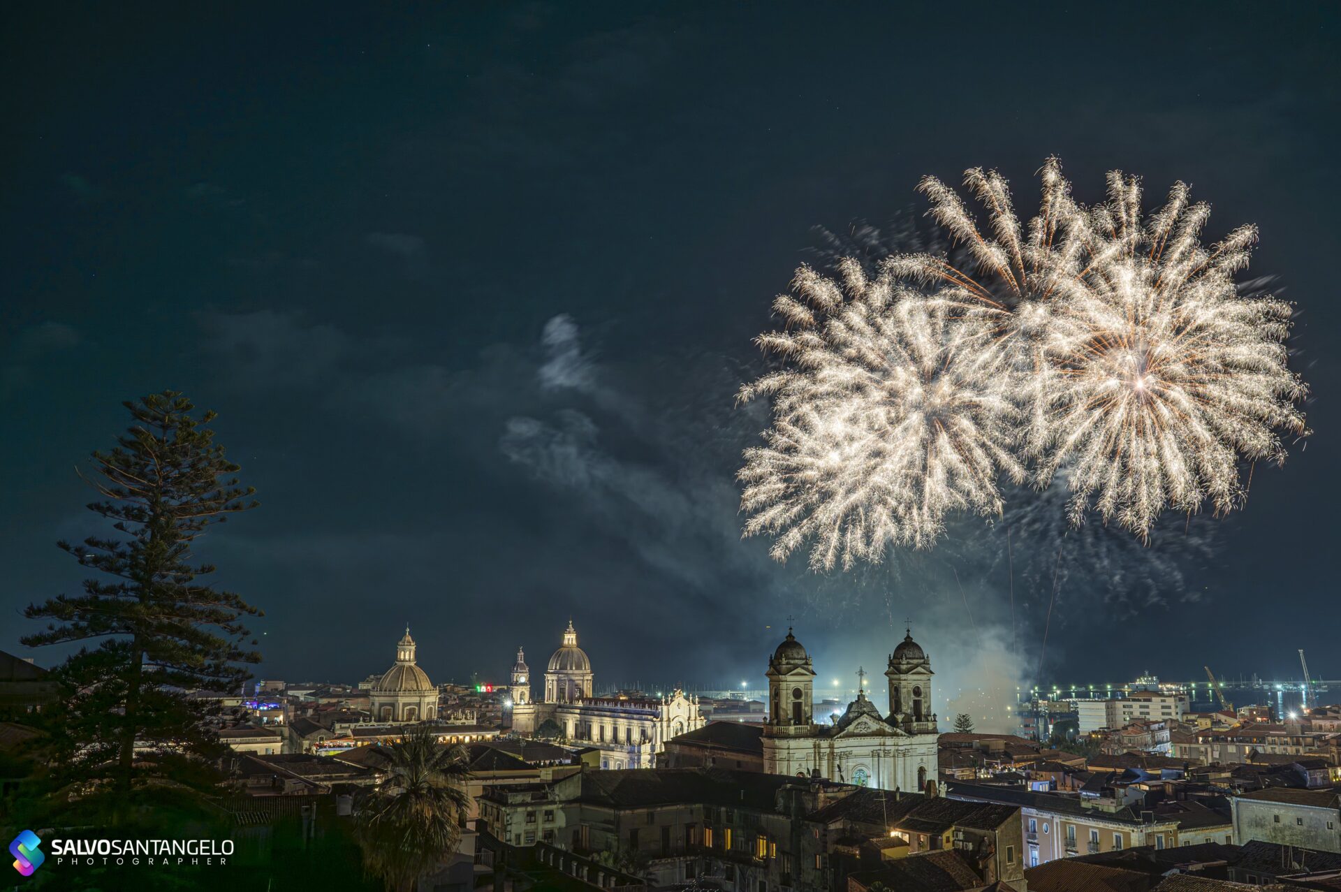 IL CIELO DI CATANIA SI ILLUMINA COI FUOCHI DEL 3 - LE FOTO DI SALVO SANTANGELO