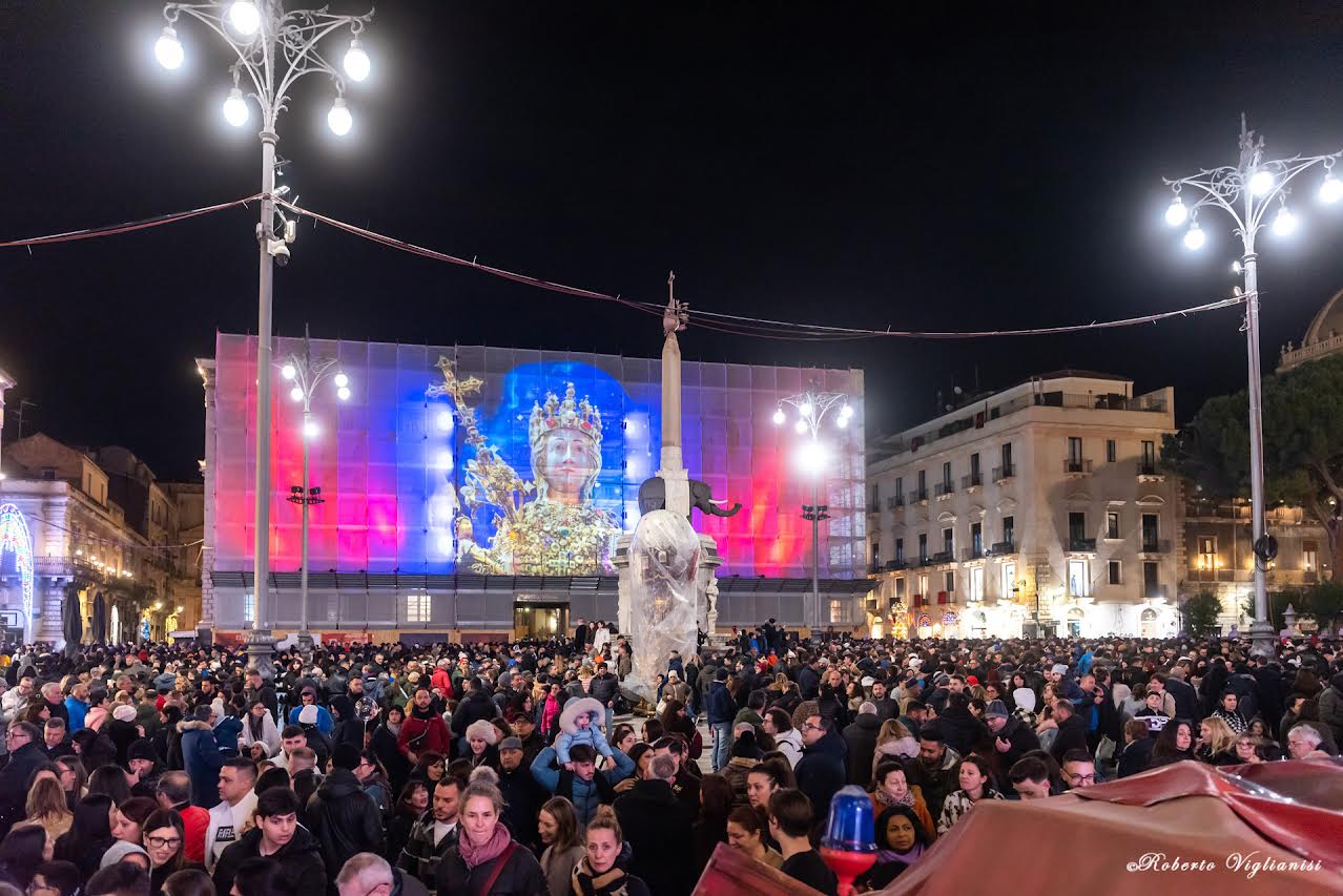 SANT’AGATA, IL SINDACO TRANTINO CONSEGNA LA CANDELORA D’ORO 2025 A TUCCIO MUSUMECI
