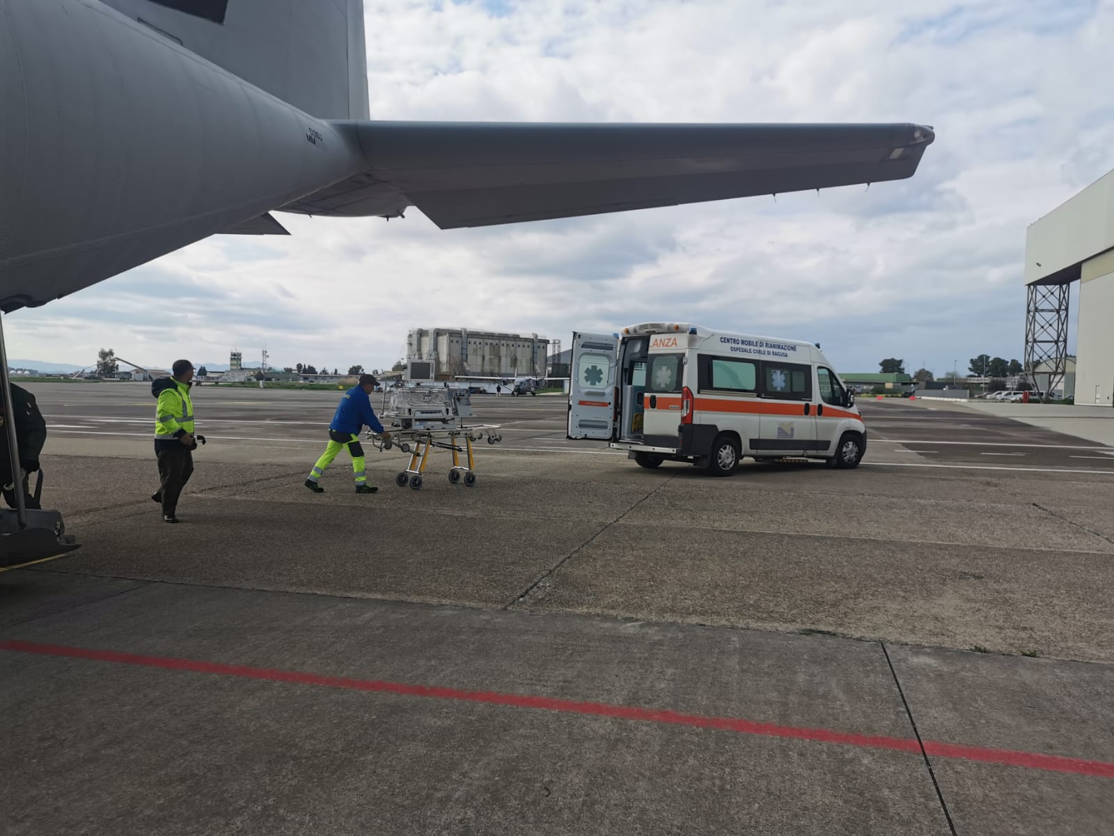 C-130 DELL'AERONAUTICA MILITARE SALVA UN BIMBO DI TRE MESI: TRASPORTO URGENTE DA SIGONELLA A FIRENZE