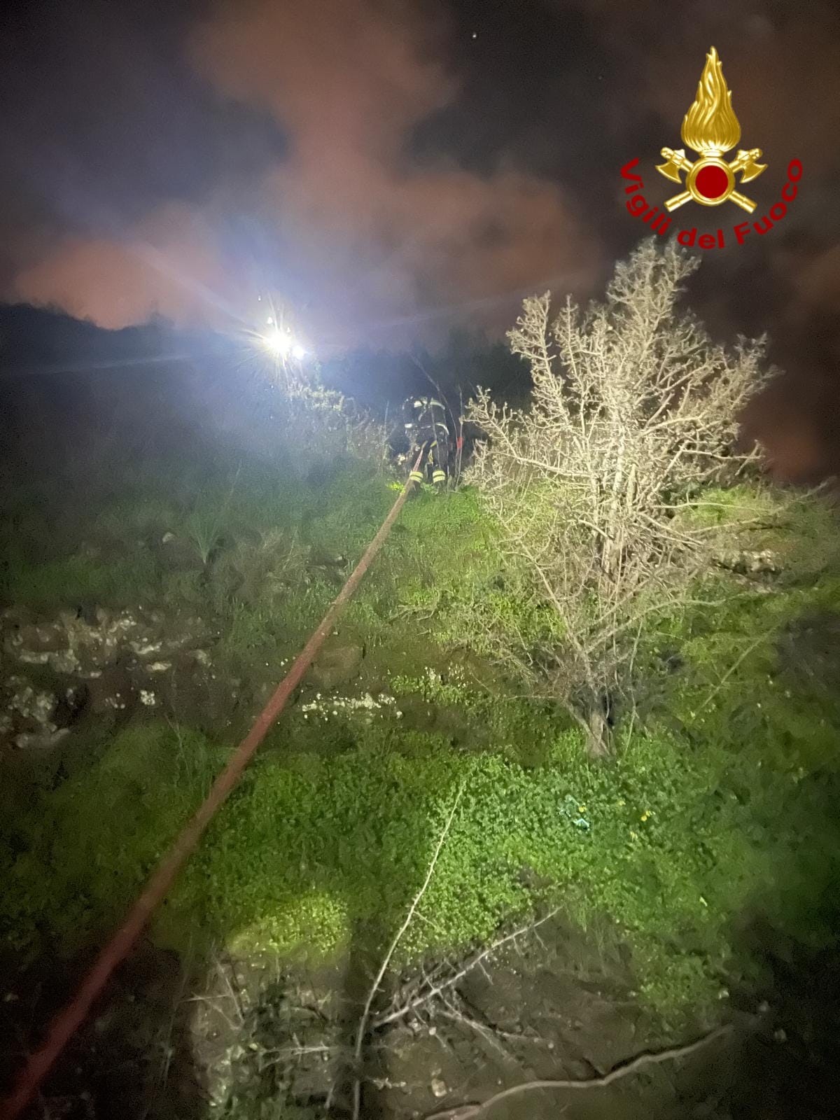 SCORDIA, RAGAZZO DI 16 ANNI INTRAPPOLATO TRA LE ROCCIE: SALVATO DAI VIGILI DEL FUOCO E TRASPORTATO IN OSPEDALE