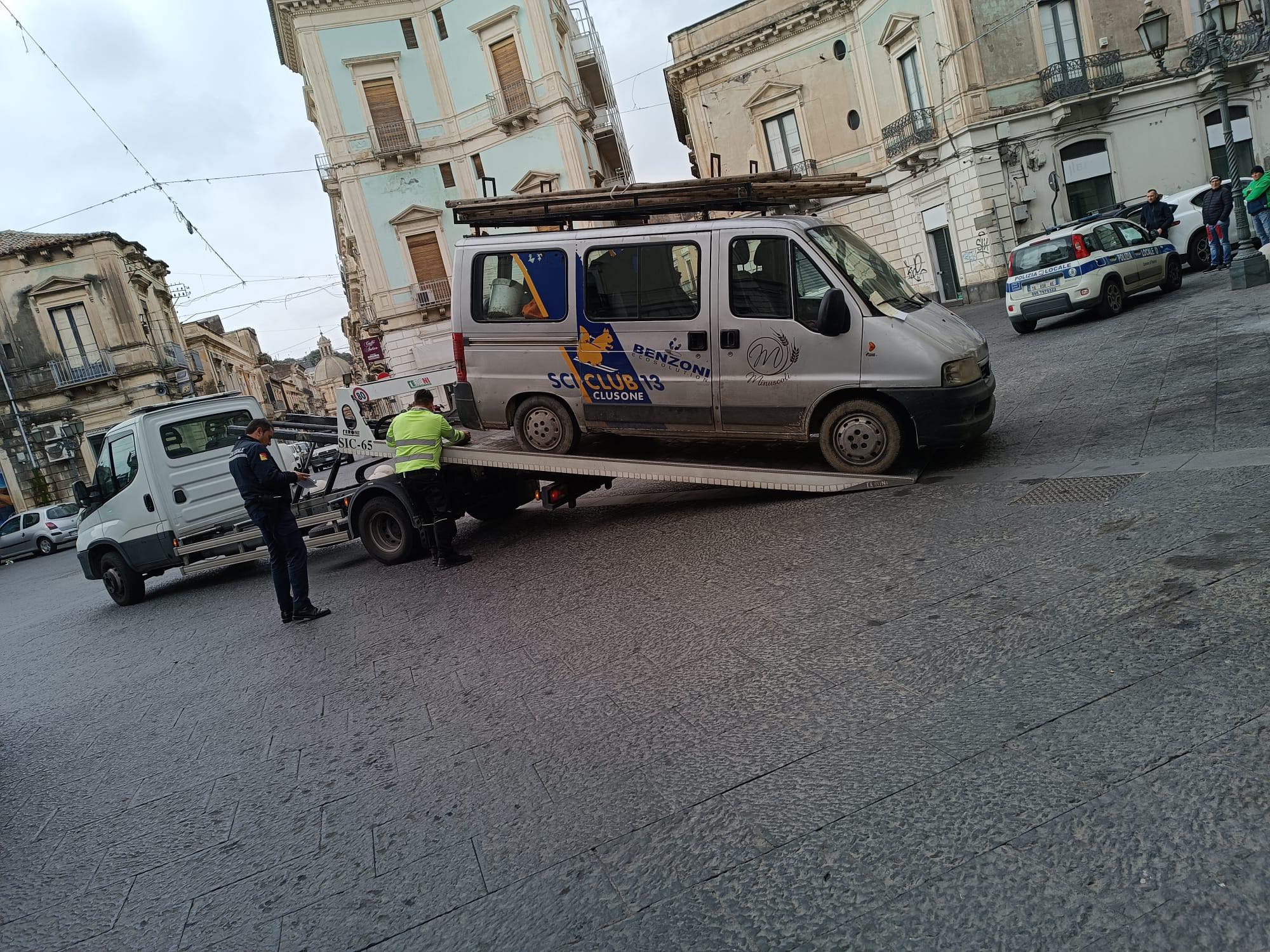 CONTROLLI INTENSIFICATI A PATERNÒ: CONTINUANO LE SANZIONI, 30 MULTE E SEQUESTRO DI FURGONE IN PIAZZA REGINA MARGHERITA