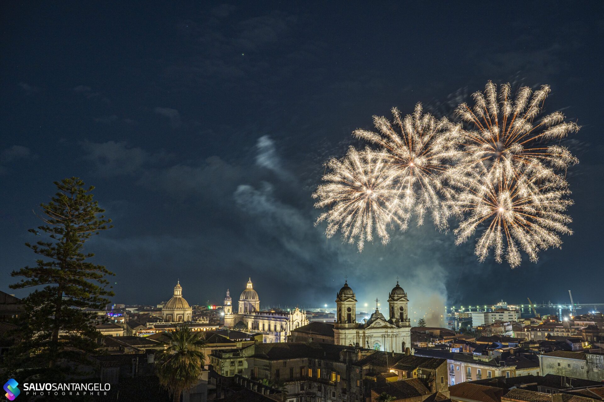 IL CIELO DI CATANIA SI ILLUMINA COI FUOCHI DEL 3 - LE FOTO DI SALVO SANTANGELO