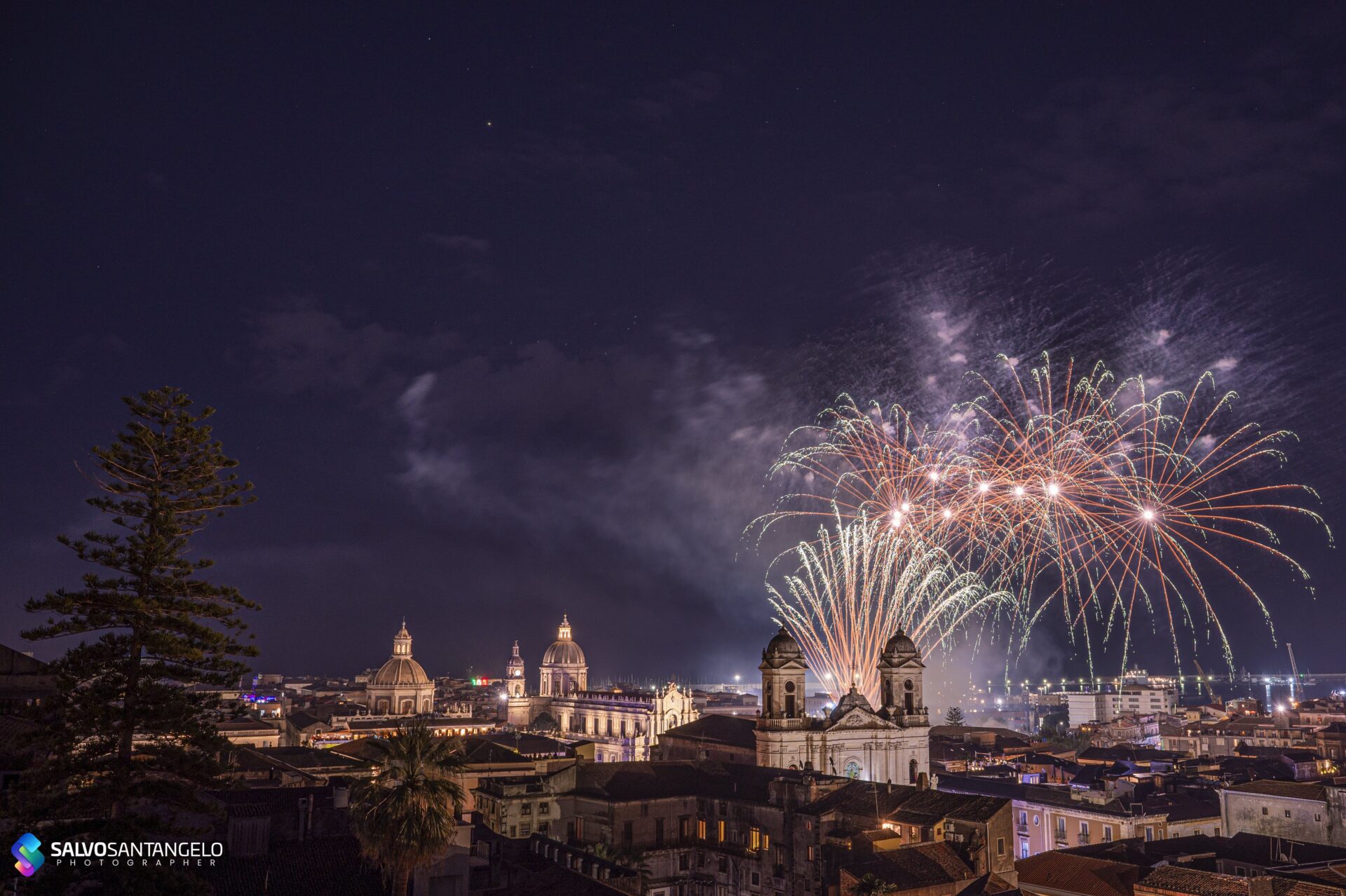 IL CIELO DI CATANIA SI ILLUMINA COI FUOCHI DEL 3 - LE FOTO DI SALVO SANTANGELO