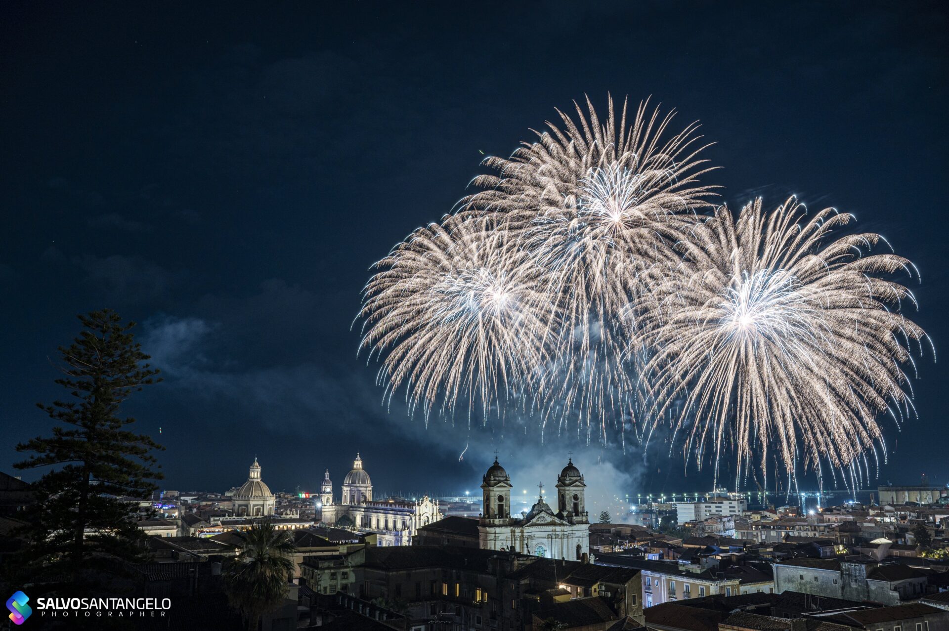 IL CIELO DI CATANIA SI ILLUMINA COI FUOCHI DEL 3 - LE FOTO DI SALVO SANTANGELO