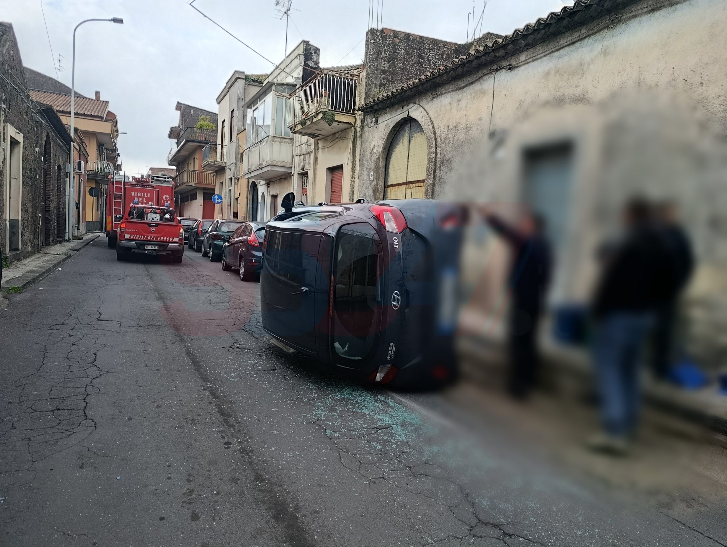 INCIDENTE STRADALE A BELPASSO: SCONTRO TRA DUE AUTO, UNA SI RIBALTA