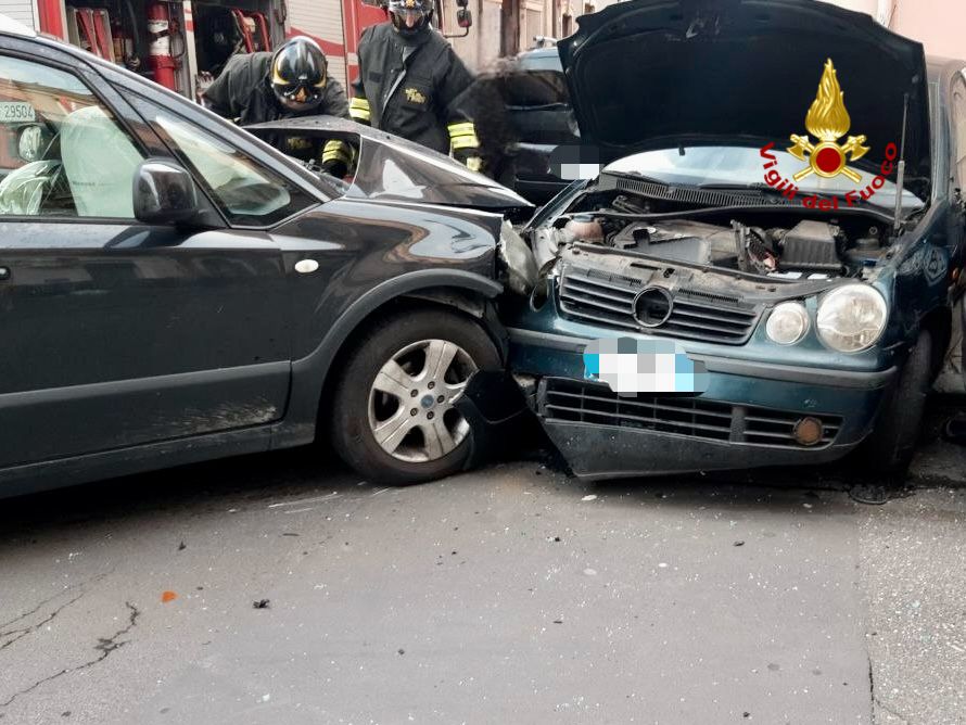CATANIA, VIOLENTO SCONTRO TRA DUE AUTO IN VIA VENTIMIGLIA: UN AUTOMOBILISTA ESTRATTO DALLE LAMIERINE DAI VIGILI DEL FUOCO