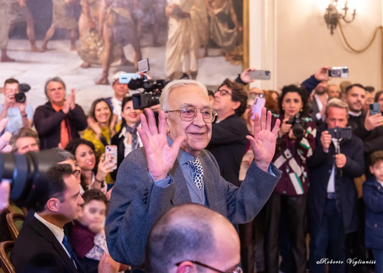 SANT’AGATA, IL SINDACO TRANTINO CONSEGNA LA CANDELORA D’ORO 2025 A TUCCIO MUSUMECI