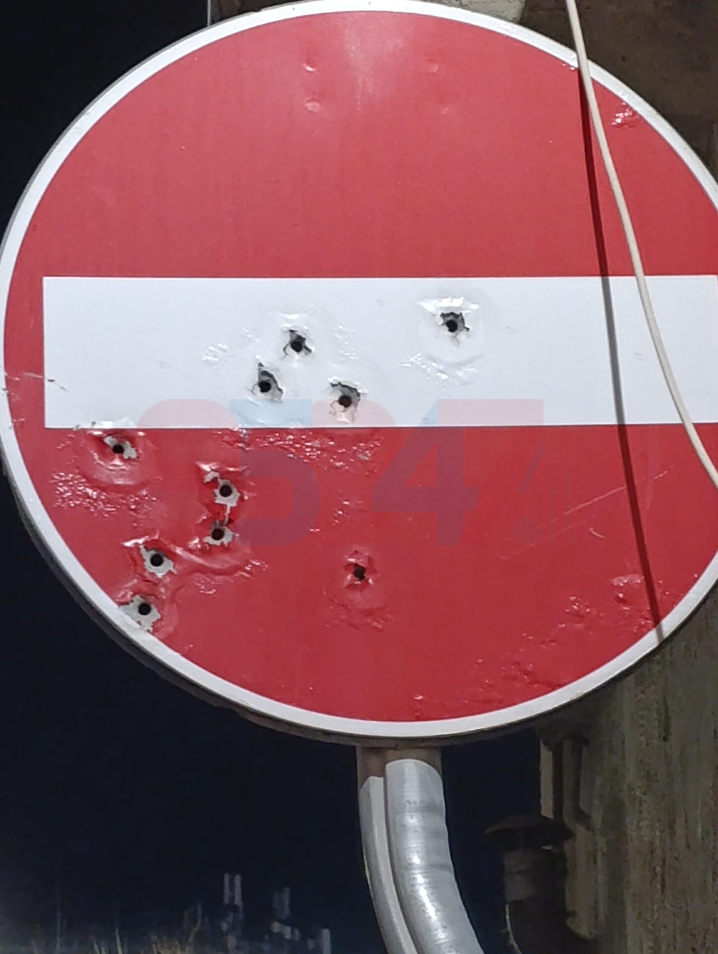 SEGNALI STRADALI CRIVELLATI DAI COLPI A PATERNÒ: VANDALISMO O SEGNALE DI ILLEGALITÀ?