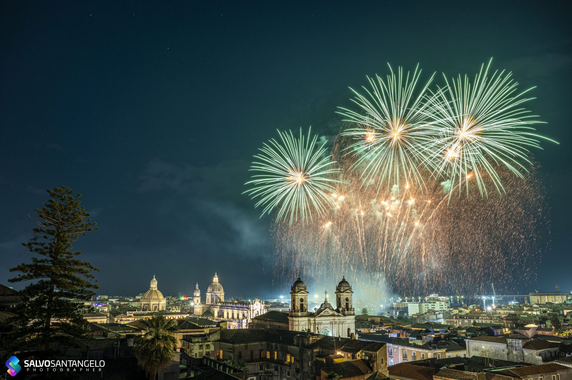 IL CIELO DI CATANIA SI ILLUMINA COI FUOCHI DEL 3 - LE FOTO DI SALVO SANTANGELO