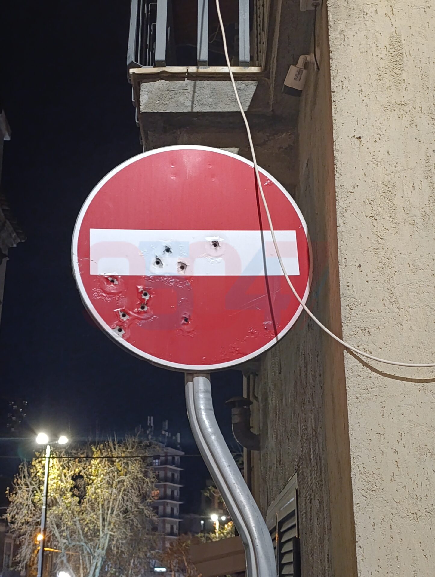 SEGNALI STRADALI CRIVELLATI DAI COLPI A PATERNÒ: VANDALISMO O SEGNALE DI ILLEGALITÀ?