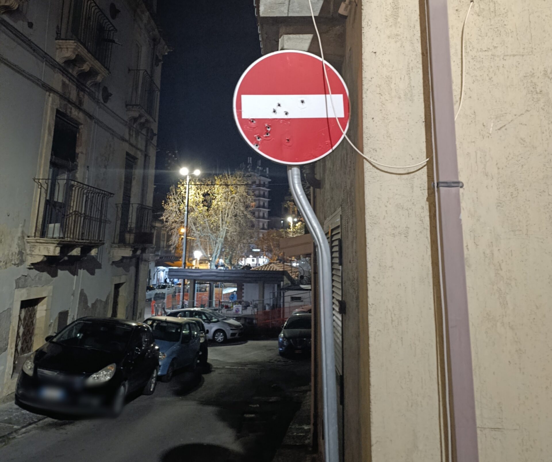 SEGNALI STRADALI CRIVELLATI DAI COLPI A PATERNÒ: VANDALISMO O SEGNALE DI ILLEGALITÀ?