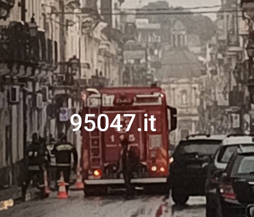 PAURA A PATERNÒ: INCENDIO IN VIA VITTORIO EMANUELE, VIGILI DEL FUOCO IN AZIONE